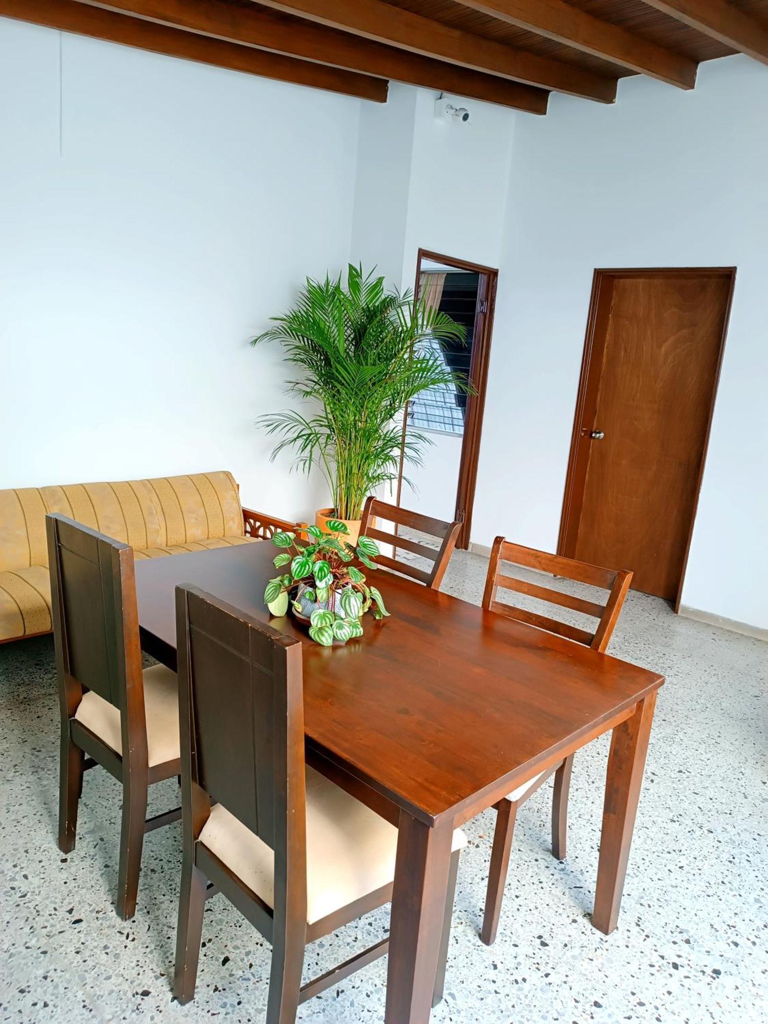 The Flora House - Espacio Seguro, Amplio Y Acogedor Medellin